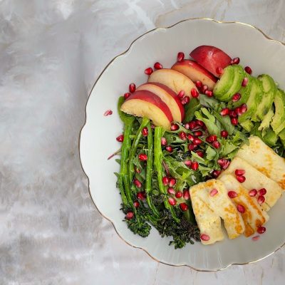 Halloumi-broccolinisalaatti